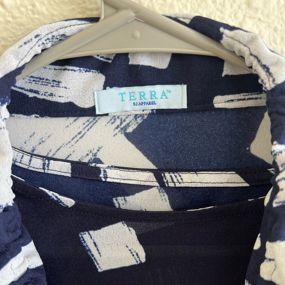 TERRA by SJ Apparel button up 3/4 sleeve
Navy blue / white Size small - Picture 4 of 10